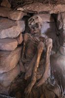 Höhle mit Mumien am Vulkan Thunupa auf dem Salar de Uyuni