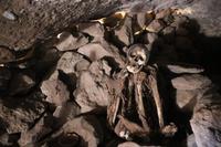 Höhle mit Mumien am Vulkan Thunupa auf dem Salar de Uyuni