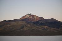 Sonnenuntergang am Salar de Uyuni - Blick auf den Vulkan Thunupa