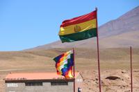 Flaggen am Vulkan Ollagüe 