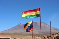 Flaggen am Vulkan Ollagüe 