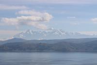 Blick auf Gebirgskette am Titicacasee
