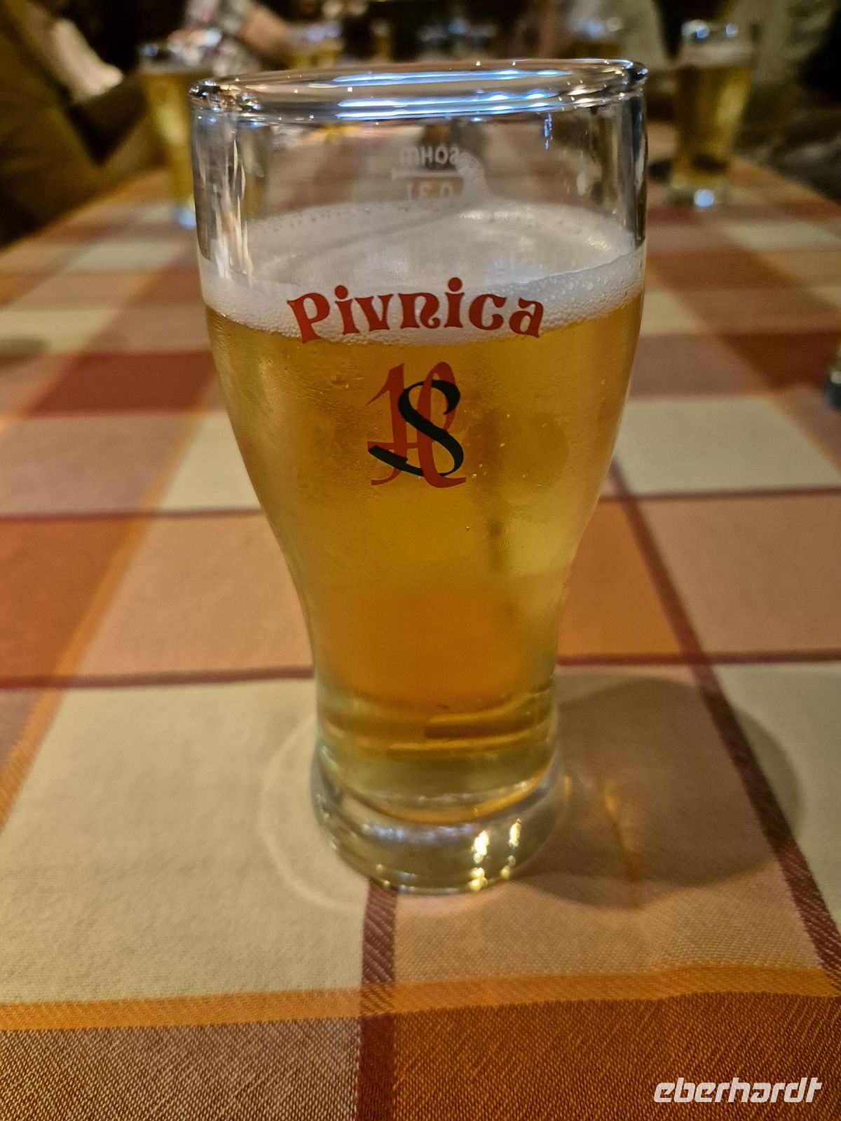 Tag 2 - Stadtführung in Sarajevo - Prost mit lokalem Bier.jpg
