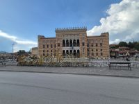 Tag 2 - Stadtführung in Sarajevo - Rathaus mit Schriftzug.jpg