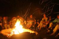 Abends beim Lagerfeuer