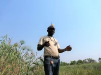 Josef mit ökologischem Sonnenhut und Blütenkette
