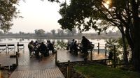 Frühstück am Okavango in der Ndhovu Safari Lodge 