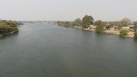 Blick von der Brücke in Divundu auf den Okavango
