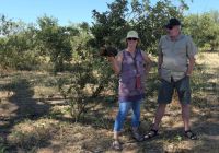 Botswana - Unterwegs nach Nata - Guide Hartmut und Reisebegleitung Annett