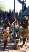 Namibia - Namushasha Heritage Centre - Hirse stampfen = Frauenarbeit