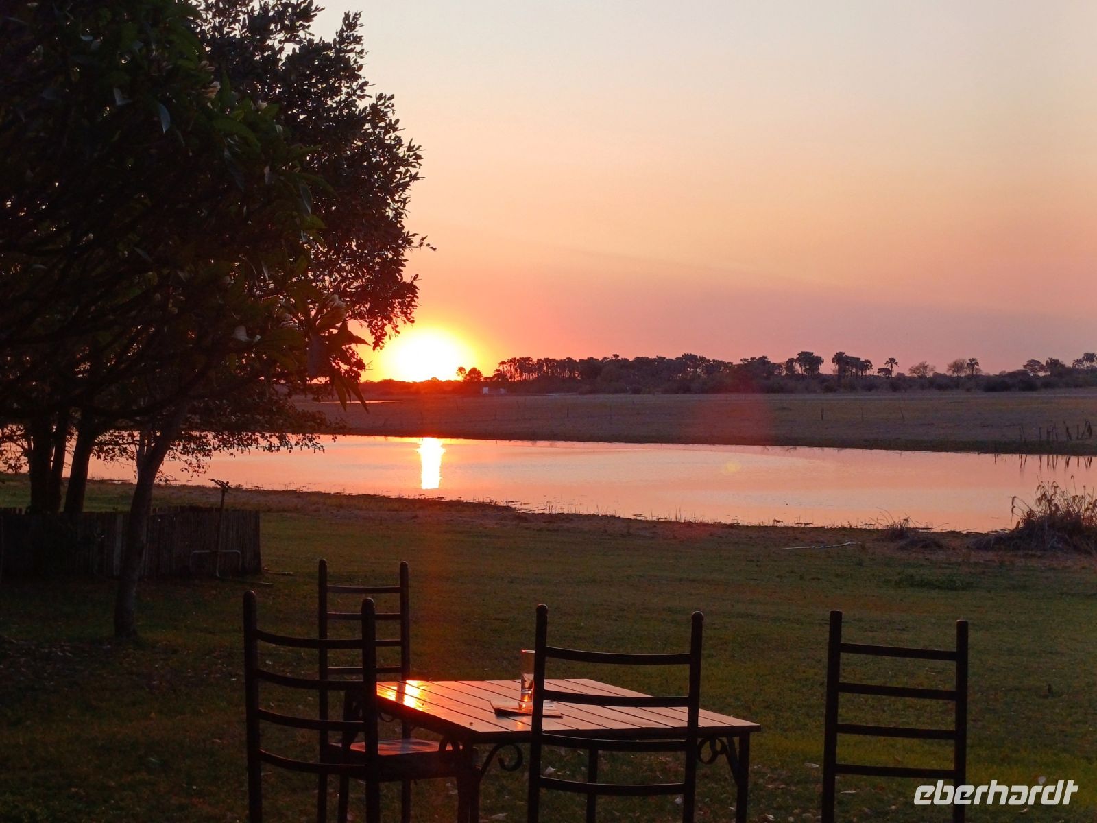 Sonnenuntergang Thamelakane River.jpg