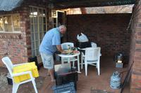 Chefkoch Tom bereitet ein leckeres Braai zu