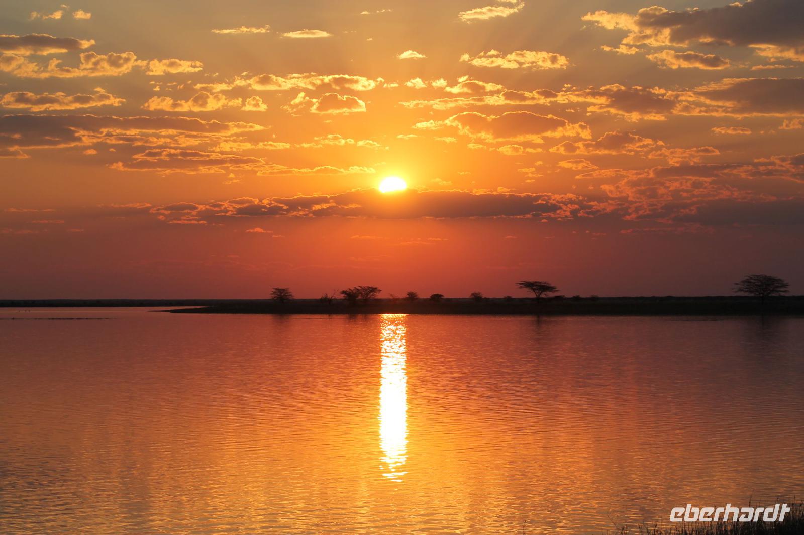 Sonnenuntergang in den Makgadikadi Salzpfannen