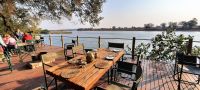 Namibia - Ndhovu River Lodge - Frühstück bei Sonnenschein