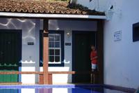 Brunhilde schaut um die Ecke