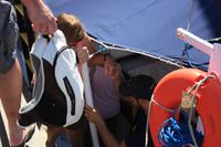 beim Einsteigen wird geholfen