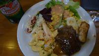 Mittagessen vom Buffet und dazu Guarana