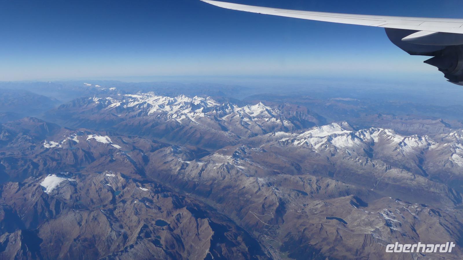 Airolo (Tessin, ganz vorn Mitte) und Berner Alpen &ndash; &copy;  (Eberhardt TRAVEL)