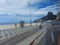 Strand Ipanema Leblon Rio de Janeiro mit Blick auf Berg Zwei Brüder (Dois Irmaos) Brasilien