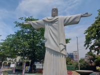 Kleine Christus-Statue am Café bei der modernen Kathedrale von Rio de Janeiro