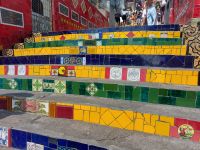 Die Selaron-Treppe in Lapa in Rio de Janeiro mit Kacheln aus aller Welt