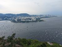 Blick auf die Buchten in Rio de Janeiro vom Hügel Morro da Urca am Zuckerhut