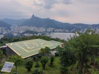 Blick auf den Heli-Parkplatz am Zuckerhut, im Hintergrund Corcovado und Christusstatue @Anette Rietz