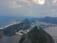 Blick vom Zuckerhut auf den Hügel Morro da Urca, die Bucht und den Strand Copacabana @Anette Rietz