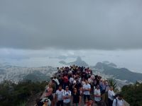 Blick vom Corcovado auf den Zuckerhut mit fotografierenden Menschen @Anette Rietz