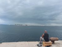 Angler vor dem Museum der Zukunft in Rio de Janeiro mit Blick auf die Brücke von Niteroi @Anette Rietz