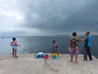 Angler beim Museum der Zukunft in Rio de Janeiro mit Blick auf Niteroi.