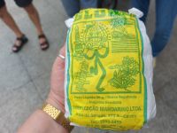 Verkostung eines typischen Snacks in Rio de Janeiro.