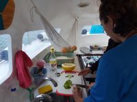 Limetten werden für die Caiprinhas bei der Bootstour in Rio de Janeiro geschnitten.