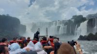 Klitschnass wird man bei der Bootstour im Nationalpark Iguazu in Argentinien von den Wasserfällen. Foto: Anette Rietz