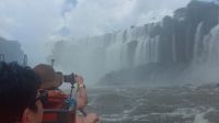 Bootstour unter die Wasserfälle im Nationalpark Iguazu in Argentinien. Foto: Anette Rietz