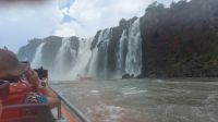 Mit dem Boot im Nationalpark Iguazu in Argentinien ganz nah an die Wasserfälle heranfahren. Foto: Anette Rietz