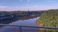 Flußüberquerung in Iguacu/Iguazu auf dem Weg nach Argentinien zu den Wasserfällen. Foto: Anette Rietz