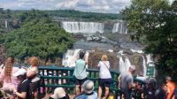 Eine der Aussichtsplattformen bei den Wasserfällen in Iguacu in Brasilien. Foto: Anette Rietz