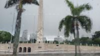 Der Obelisk von Sao Paulo aus dem Fenster bei Regen. 