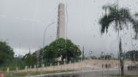 Obelisk in Sao Paulo bei Regen aus dem Fenster vom Bus. 
