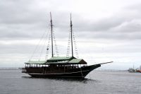 Segelschiff in der Guanabara-Bucht in Rio de Janeiro