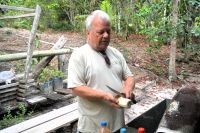 Erwin zeigt die Vorbereitung von Maniok zum Pressen und Rösten