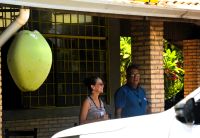 kleiner Plausch zwischen Reiseleiterin und Fahrer