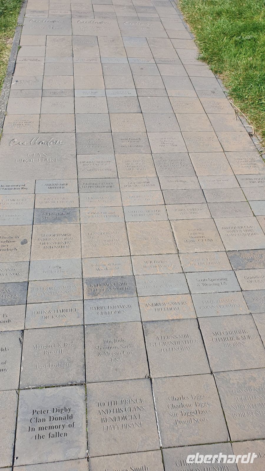 Weg mit Namen der Clans zum Besucherzentrum des Culloden Battlefield 20230824_095134.jpg