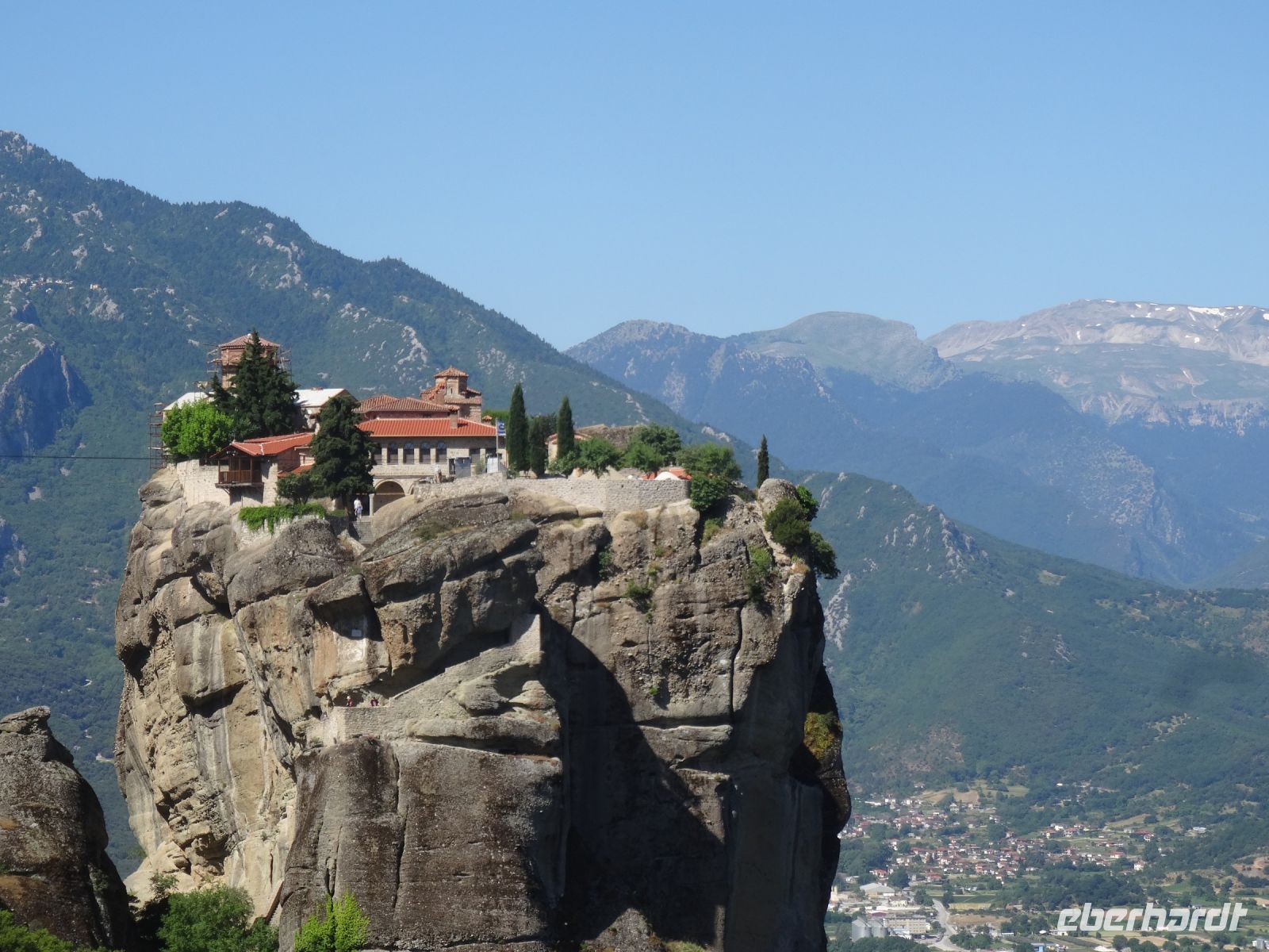 Wie ein Vogelnest klebt das Kloster auf dem Fels