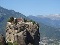 Wie ein Vogelnest klebt das Kloster auf dem Fels