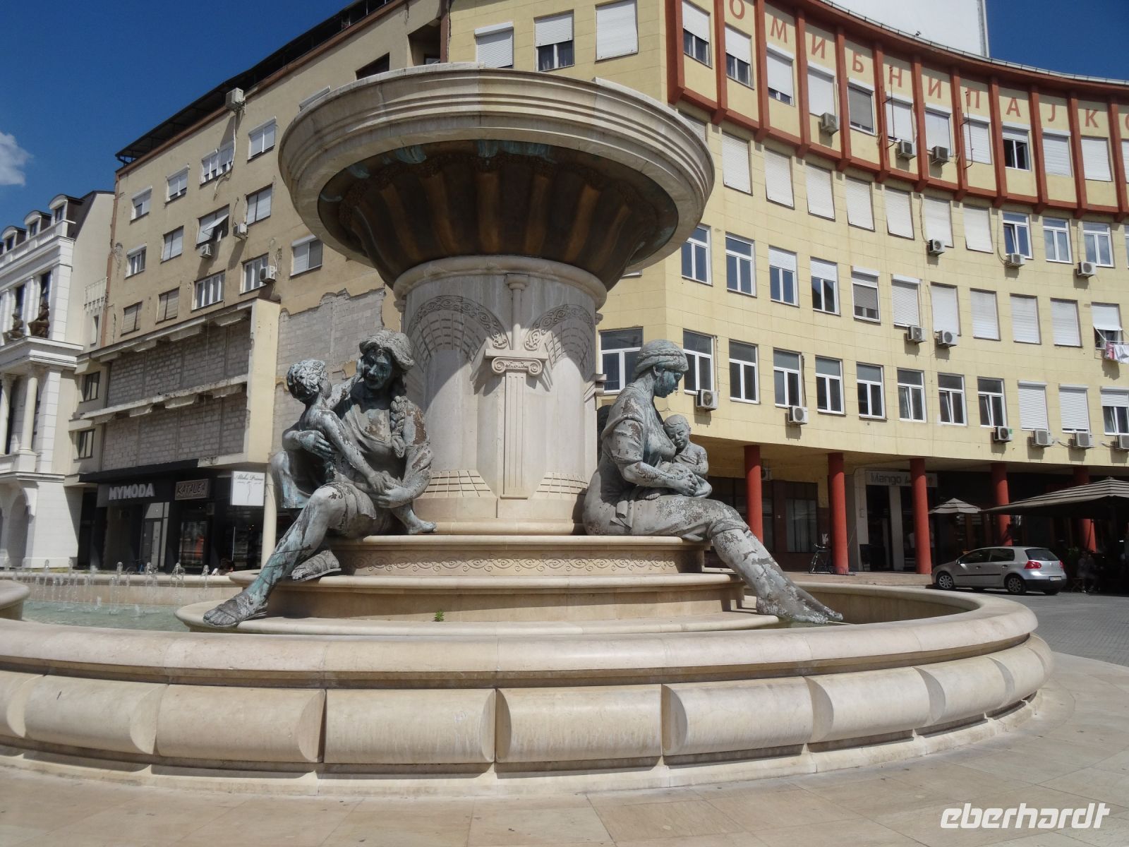 Brunnen mit Skulpturen zu Alexanders Leben