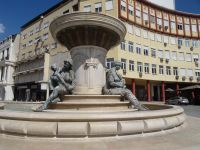 Brunnen mit Skulpturen zu Alexanders Leben