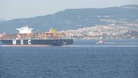 0624 Dardanellen-Passage - Containerschiff MSC Valeria - 366 Meter lang und Fassungsvermögen 10.000 Containe &ndash; &copy; Annette Weise (Eberhardt TRAVEL)