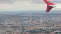 0949 Landeanflug auf Berlin &ndash; &copy; Annette Weise (Eberhardt TRAVEL)